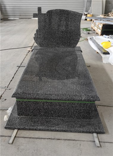 Carreg fedd Llwyd Tywyll Gyda Ysgrifennu Arian